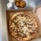 Best 14'' Pizza & 6 Pieces Wings Special in Riverside, CA